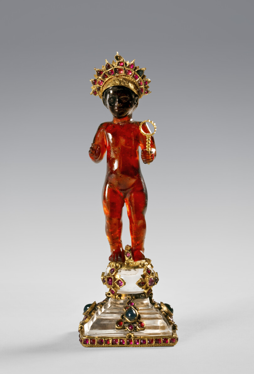 Cet Enfant Jésus, sauveur du monde et bon pasteur, taillé dans un grenat de Ceylan, au début du XVIIe siècle, est l’un des chefs-d’œuvre du trésor de Dresde, conservé dans la salle des Préciosités de la Voûte verte.